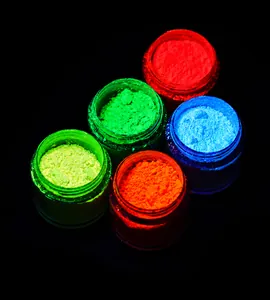 Vue détaillée de 5 poudres à ongles fluorescentes en pots clairs sur fond noir intense