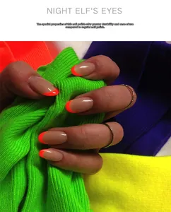 Design ongle French tip orange fluo présenté avec un fond en tricot texturé vibrant