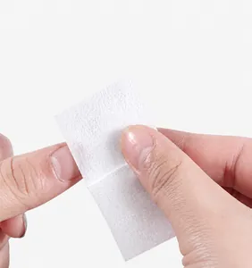 Detailopname van pluisvrije nagellakremover doekjes voor het reinigen van manicure nagels