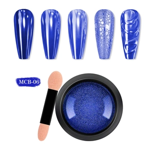 Vue macro de la poudre à ongles miroir bleu profond MCB-06 avec pinceau éponge double
