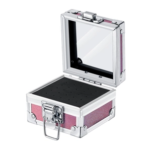 Nahaufnahme einer rosa Glitzer-Schmuckschatulle mit Metallrahmen und integriertem Spiegel
