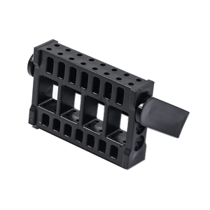 Makro-Detail des mattschwarzen Nagelbohrer-Halters mit Mehrloch-Industrie-Design