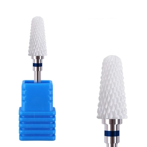 Détail de l'embout de ponceuse à ongles en céramique blanche avec étui de rangement bleu