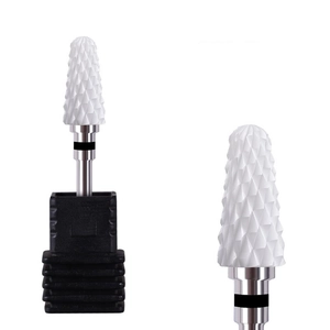 Gros plan d'un embout de ponceuse à ongles en céramique blanche avec texture précise