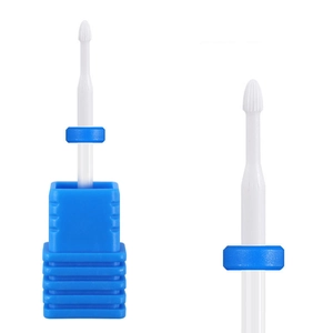 Détail de l'embout de ponçage en céramique blanche avec texture spirale et base bleue