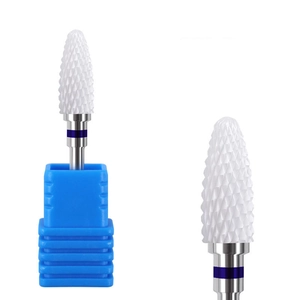 Détail de l'embout de ponceuse à ongles en céramique blanche avec support bleu et tige inox