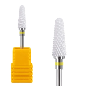 Détail de l'embout de ponceuse à ongles en céramique blanche avec base jaune
