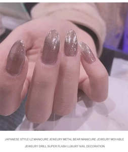 Dettaglio della polvere per unghie giapponese cat-eye con glitter marrone scuro