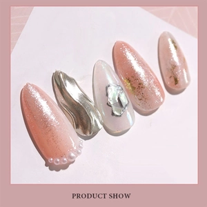 Dettaglio di unghie a mandorla rosa e bianche con glitter e accenti metallici 3D argento