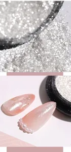 Vista macro di polvere glitter argento finissima per unghie con effetto specchio lucido