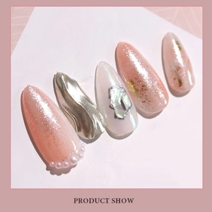 Set unghie lunghe a stiletto con perle, onde metalliche e frammenti di conchiglia