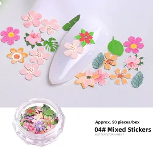 Detailweergave van kleurrijke nail art houtpulpvlokken met bloemmotieven in een opbergdoos