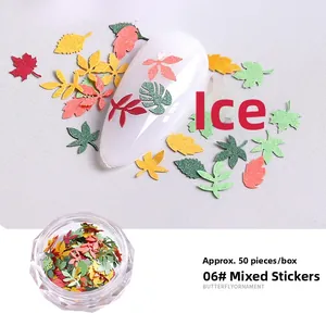 Macro-opname van nail art houtpulp snippers met herfstbladeren in een heldere pot