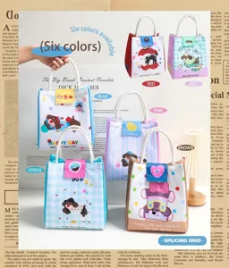 Vue détaillée de sacs à déjeuner isothermes à motifs de dessins animés et poignées en coton