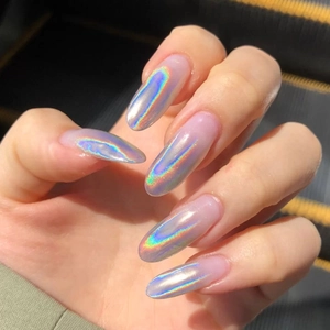 Polvo de uñas láser holográfico con efecto espejo arcoíris en uñas largas con forma almendra