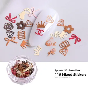 Detail van 11# nagelkunst bedeltjes met champagne goudkleurige kronen en vlinders