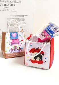 Dettaglio della borsa termica con motivi di cani e gatti e chiusura in velcro