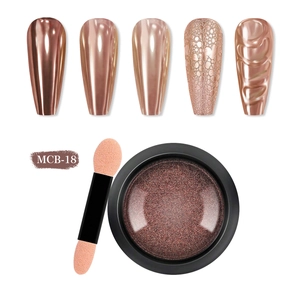 Détail de la poudre à ongles chrome MCB-18 avec brosse éponge et effets miroir or rose