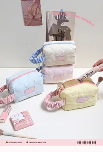 Borse cosmetiche trapuntate a cuore in bianco, rosa, blu e giallo con manici arricciati