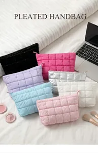 Gevoerde gewatteerde make-up tassen in zeven kleuren met diverse lifestyle accessoires