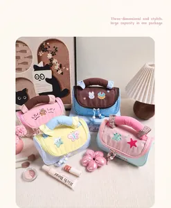 Set di 4 trousse color macaron con ricami a cartoni e manici a fiocco