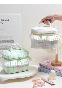 Dettaglio di trousse da trucco a scacchi con pizzo e etichetta Sweet Dream