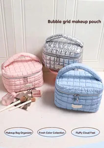 Gesteppte Kosmetiktaschen mit Blasenstruktur in Silber, Rosa und Blau mit Tragegriff