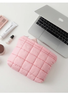 Primer plano detallado del neceser rosa acolchado con tela suave y detalle de cremallera