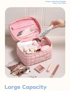 Innenansicht der rosa gesteppten Kosmetiktasche mit Netztasche und großem Staufach