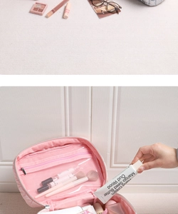 Innenansicht einer rosa gesteppten Kosmetiktasche mit Netztasche und großem Stauraum