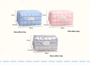 Drie gewatteerde make-uptassen in blauw, roze en zilver met afmetingen informatie