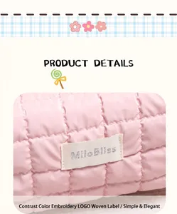 Detail van de roze gewatteerde stof met MiloBliss geweven label op een zachte tas