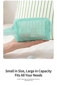 Vue détaillée de la trousse de maquillage en filet vert menthe avec texture respirante et poignée
