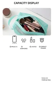 Détail de la trousse de maquillage en filet vert clair montrant le rangement des pinceaux