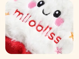 Nahaufnahme der Milobliss-Bestickung und des Smileys auf der weißen Plüschtasche
