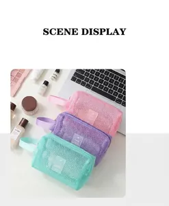 Lot de trois trousses de toilette en maille coloris pastel avec poignée de transport