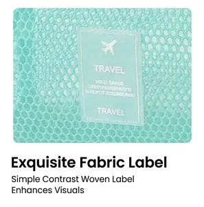 Détail d'une pochette de voyage en maille vert menthe avec étiquette tissée TRAVEL