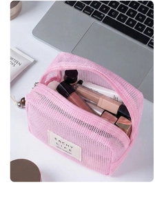 Makroaufnahme der rosa Netz-Kosmetiktasche mit Reißverschluss und interner Aufbewahrung