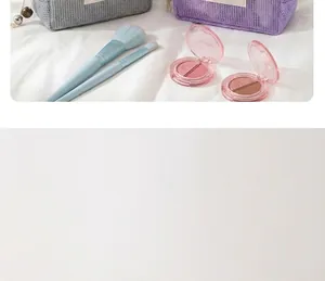 Detailaufnahme von Make-up-Pinseln und Lidschattenpaletten in einer Netz-Kosmetiktasche