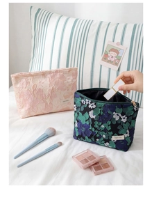 Détails de broderie florale sur trousses de maquillage en lin avec jacquard et zip