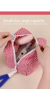 Trousse matelassée à carreaux rouge et blanc avec pompon bleu et espace de rangement