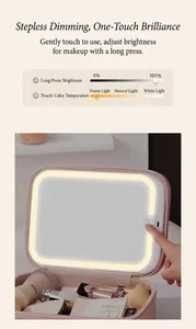 Dettaglio borsa trucco rosa con specchio LED integrato e luce regolabile a 3 tonalità