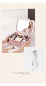Dettaglio della borsa trucco LED con porta Type-C e specchio con luce smart