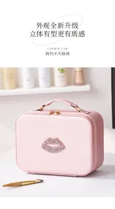 Beauty case rosa con motivo labbra in strass e doppie cerniere dorate eleganti