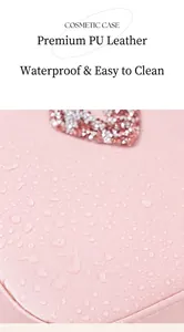 Dettaglio superficie impermeabile di beauty case rosa in pelle PU con strass cuore