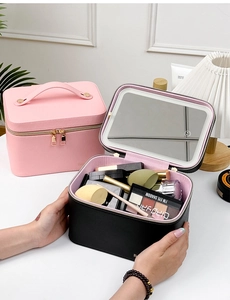 Detail van de PU-leren make-up tas met LED-spiegel en ruime interieur opbergruimte