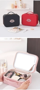 Dettaglio della borsa trucco da viaggio con specchio LED e luce a tre colori regolabile