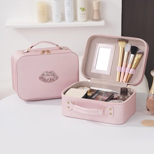 Beauty case in pelle rosa con specchio, motivo labbra e ampi scomparti portaoggetti