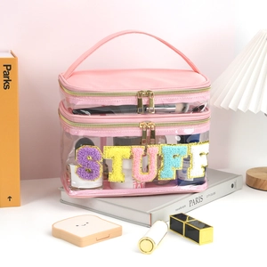 Detalle de la bolsa de aseo de doble capa con parche STUFF y ventana de PVC transparente