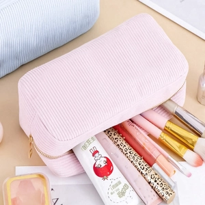 Borsa per cosmetici in velluto a coste rosa con strisce verticali e zip dorata